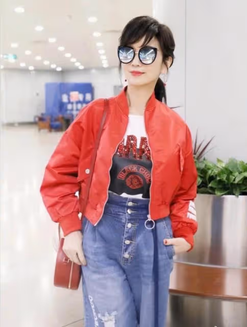 趙雅芝穿紅衣戴白帽，年近半百仍少女，與老公同框活似兩代人