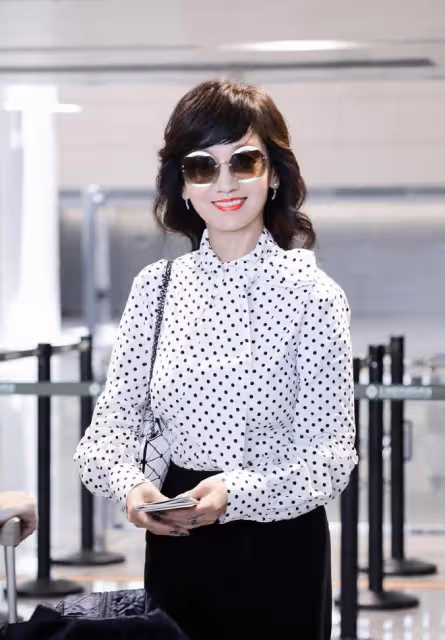 趙雅芝穿紅衣戴白帽，年近半百仍少女，與老公同框活似兩代人