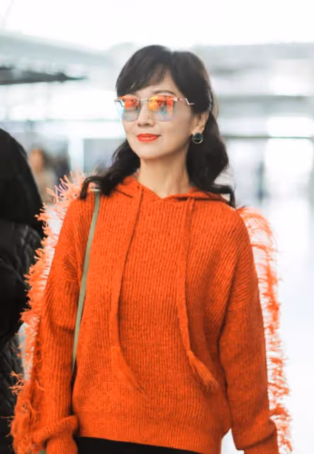 趙雅芝穿紅衣戴白帽，年近半百仍少女，與老公同框活似兩代人