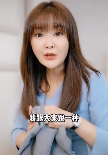 50歲王小騫變身「蛇精臉」！法令紋顯著下巴突出，到底怎麼了？