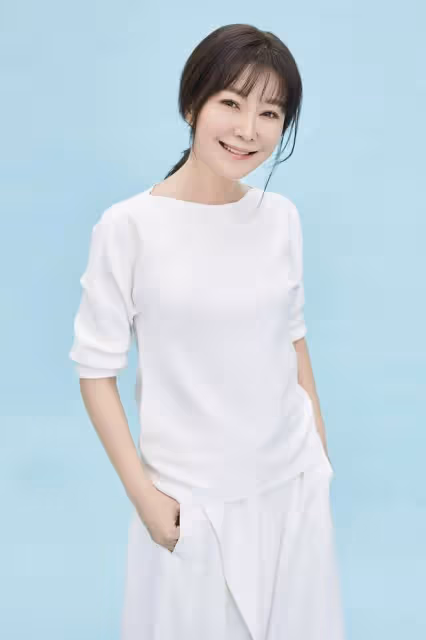50歲王小騫變身「蛇精臉」！法令紋顯著下巴突出，到底怎麼了？