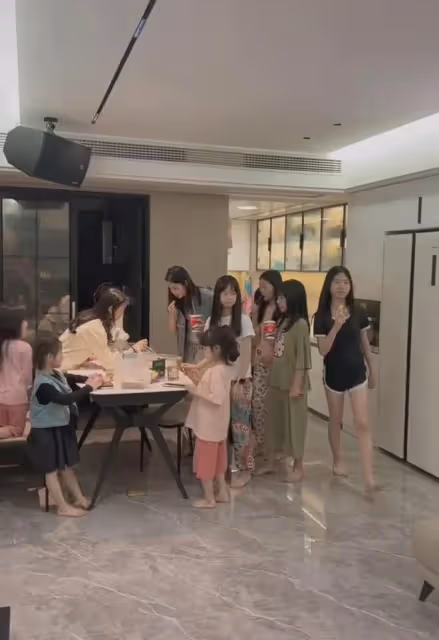 媽媽曬出家裡的12個女兒,個個顏值在線俏皮可愛:是不喜歡兒子?