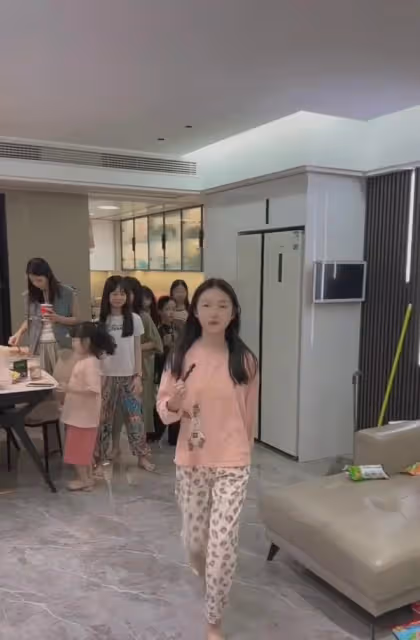 媽媽曬出家裡的12個女兒,個個顏值在線俏皮可愛:是不喜歡兒子?