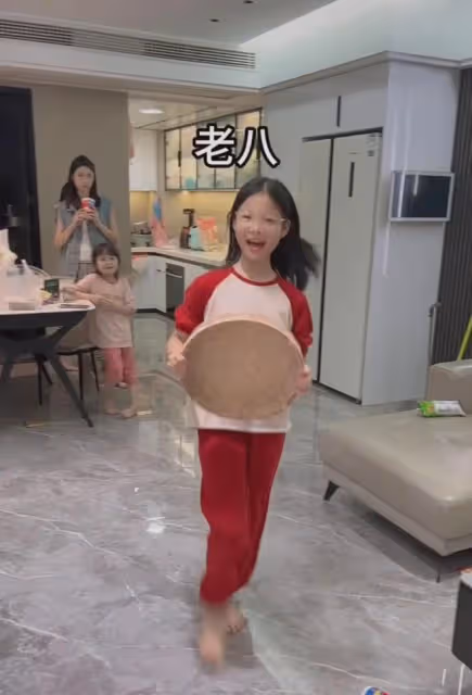 媽媽曬出家裡的12個女兒,個個顏值在線俏皮可愛:是不喜歡兒子?