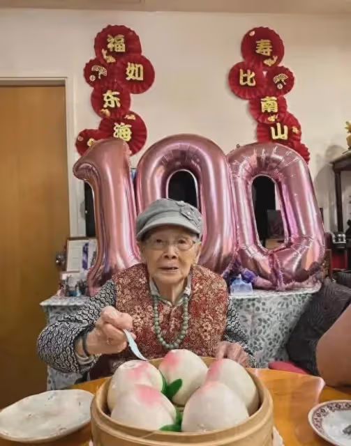 梅艷芳母親100歲生日，豪宅吃大餐精神抖擻，遠離長子後變和藹了