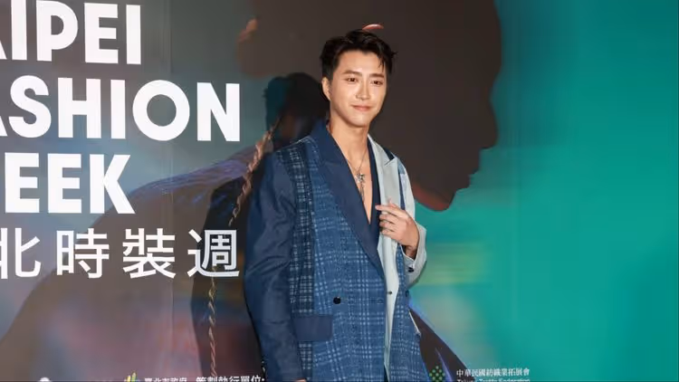 江宏傑小露胸肌挺時裝周　曝母親節讓家人之間「保持聯繫」