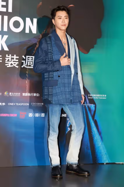 江宏傑小露胸肌挺時裝周　曝母親節讓家人之間「保持聯繫」