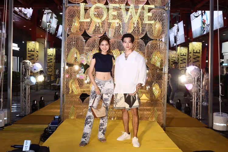 9m88露蠻腰、內褲頭和高爾宣「逛夜市」　LOEWE式香腸、小籠包藏巧思
