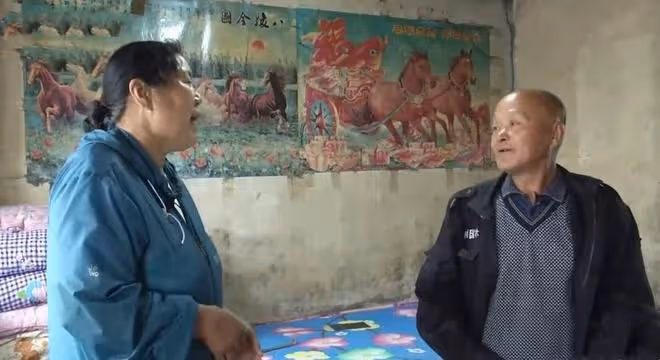 農村大爺相中城裡大媽,直接給5000塊錢見面禮:我的錢就是你的錢