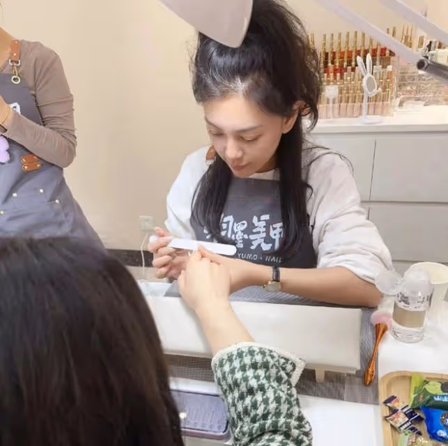趙文琪美甲店遭技術質疑,明星跨界經營引發熱議