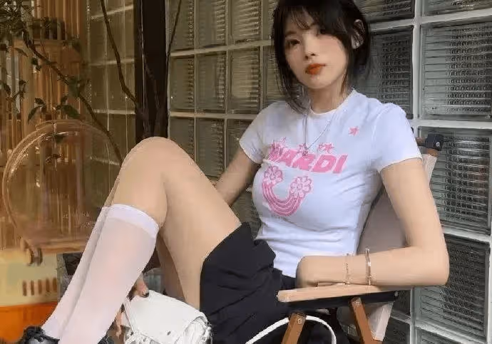 穿條紋花邊藍色連衣裙：減齡又顯可愛的搭配秘訣