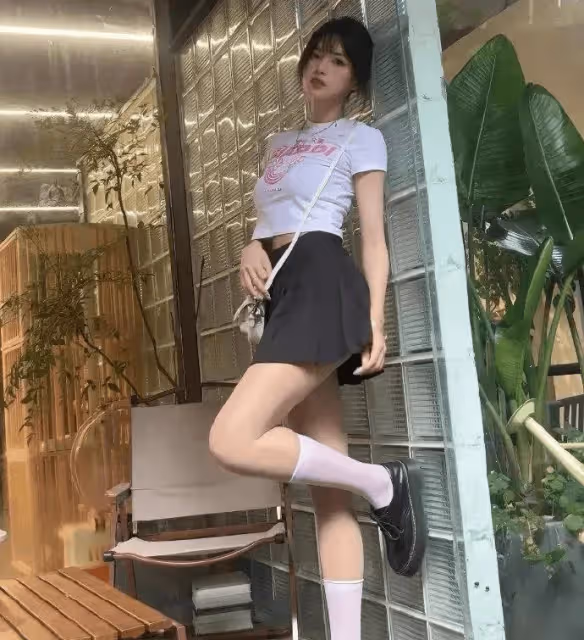 穿條紋花邊藍色連衣裙：減齡又顯可愛的搭配秘訣