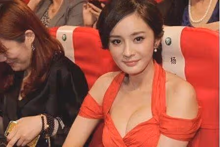 楊冪為何只愛穿裙子,不愛穿褲子?看到照片後,網友:瞬間都懂了