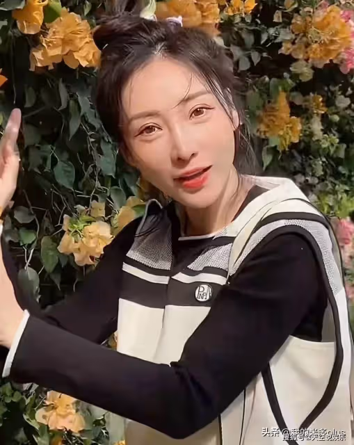 柳岩跟風曬童年照,小時候鼻樑低洼,還是單眼皮,跟現在判若兩人