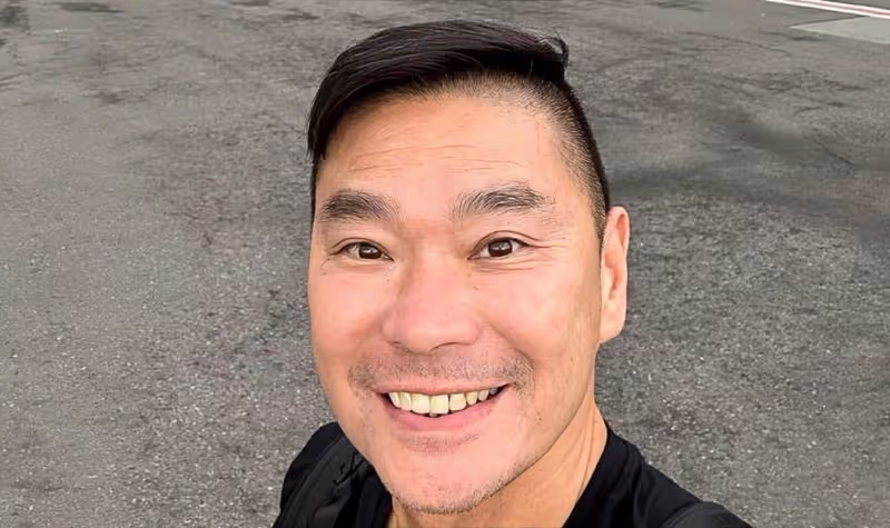 香港主持人高調慶生，與同性愛人牽手秀恩愛，有家族遺傳兩度患癌