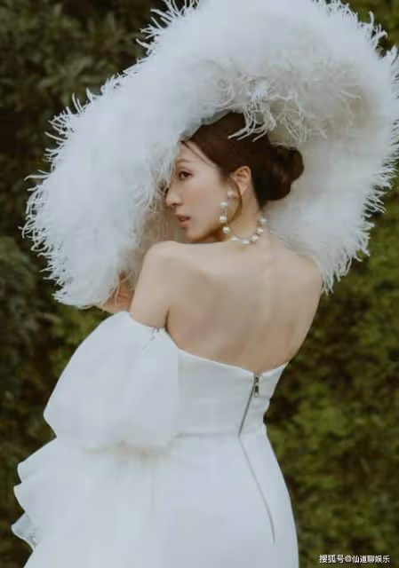郭嘉文高調曬婚紗照，露美背眼神充滿自信！豪門戀情或迎轉機