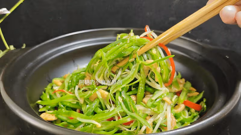 韭菜香椿快靠邊！入夏前這菜先吃，切絲炒一盤，祛濕大好處，越吃越香下飯好菜