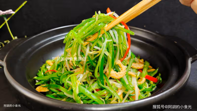 韭菜香椿快靠邊！入夏前這菜先吃，切絲炒一盤，祛濕大好處，越吃越香下飯好菜
