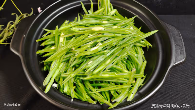 韭菜香椿快靠邊！入夏前這菜先吃，切絲炒一盤，祛濕大好處，越吃越香下飯好菜