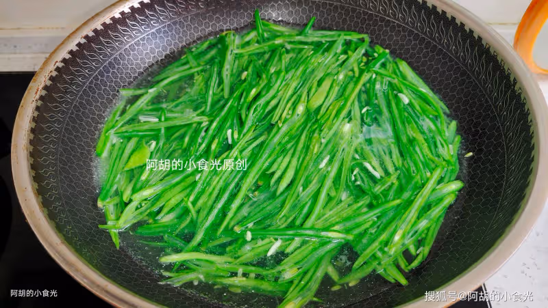 韭菜香椿快靠邊!入夏前這菜先吃,切絲炒一盤,祛濕大好處,越吃越香下飯好菜