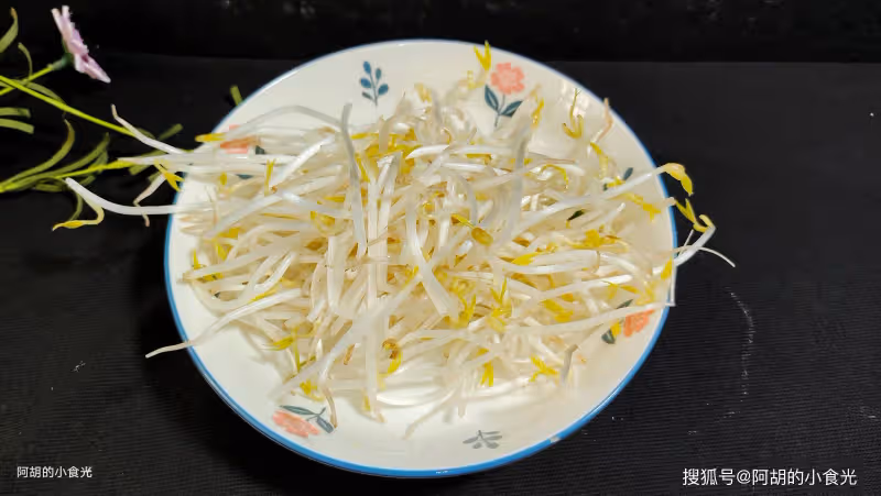 韭菜香椿快靠邊!入夏前這菜先吃,切絲炒一盤,祛濕大好處,越吃越香下飯好菜