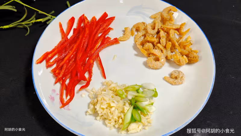 韭菜香椿快靠邊!入夏前這菜先吃,切絲炒一盤,祛濕大好處,越吃越香下飯好菜
