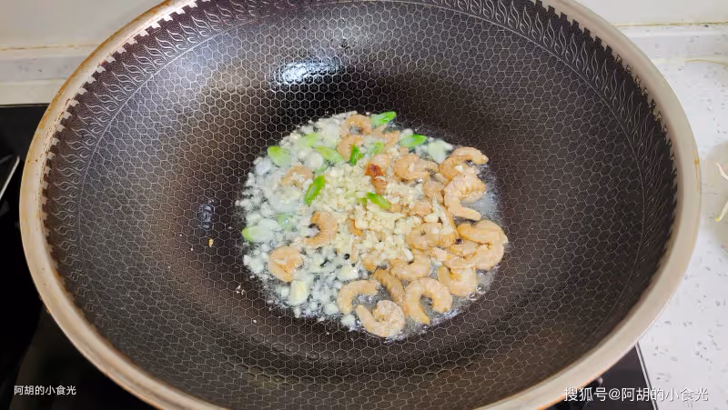 韭菜香椿快靠邊!入夏前這菜先吃,切絲炒一盤,祛濕大好處,越吃越香下飯好菜