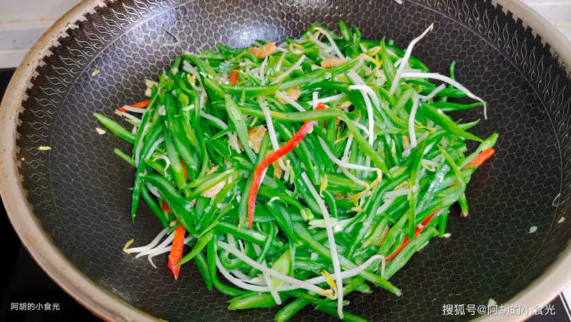 韭菜香椿快靠邊!入夏前這菜先吃,切絲炒一盤,祛濕大好處,越吃越香下飯好菜