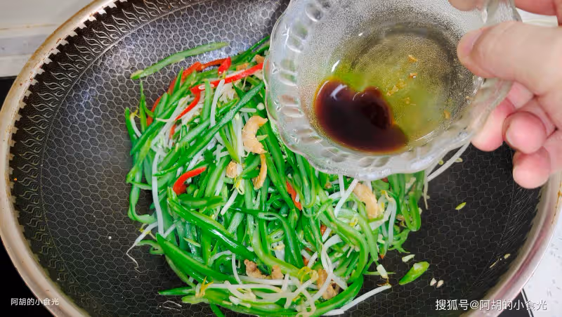 韭菜香椿快靠邊!入夏前這菜先吃,切絲炒一盤,祛濕大好處,越吃越香下飯好菜