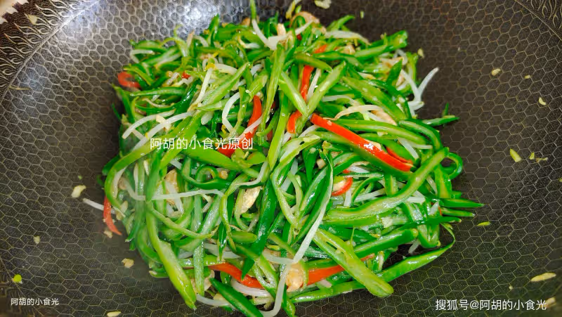 韭菜香椿快靠邊!入夏前這菜先吃,切絲炒一盤,祛濕大好處,越吃越香下飯好菜