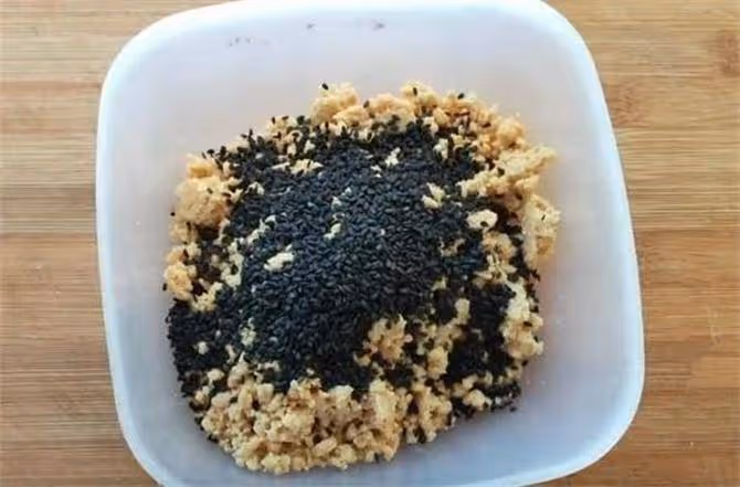 一碗面,半碗花生,簡單一做,咸香可口,咬一口酥脆直掉渣