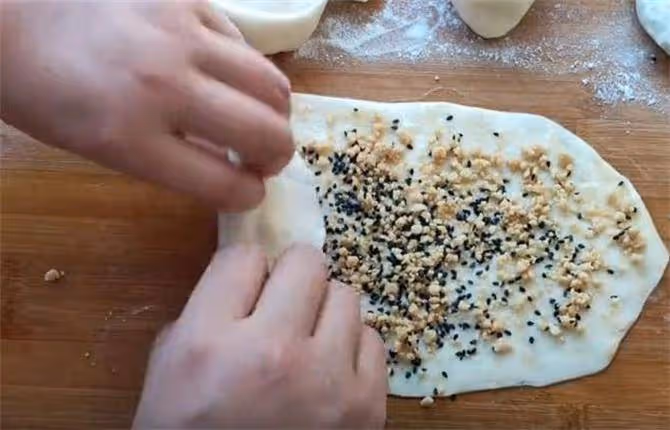 一碗面,半碗花生,簡單一做,咸香可口,咬一口酥脆直掉渣