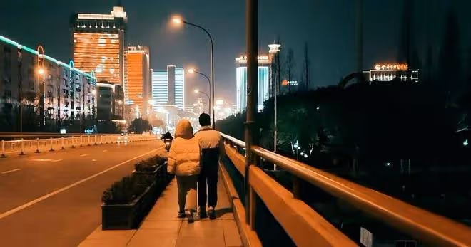 90歲高齡的外婆告訴我:「兩個人合不合適,散一次步就知道了」