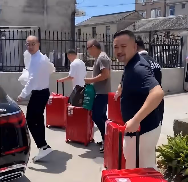 小伙訂婚豪擲上百萬,現金堆成一面牆,網友:我家抽紙都沒這麼多