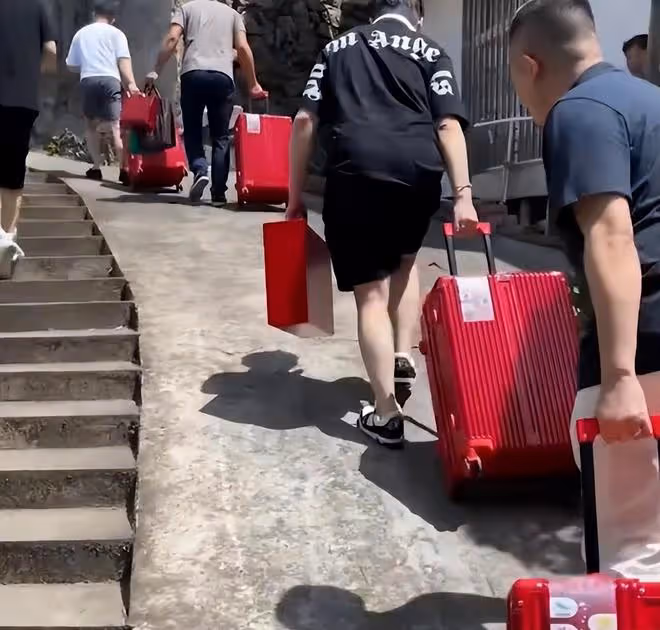 小伙訂婚豪擲上百萬,現金堆成一面牆,網友:我家抽紙都沒這麼多