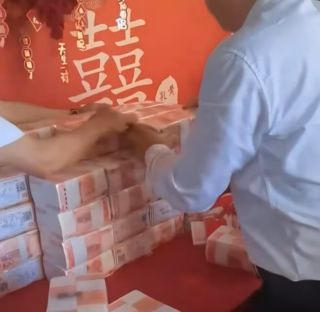 小伙訂婚豪擲上百萬,現金堆成一面牆,網友:我家抽紙都沒這麼多