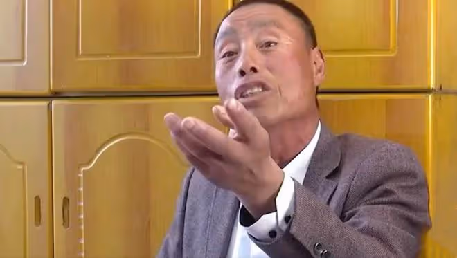 農村大爺相中漂亮大媽，願意養大媽一輩子，成功牽手抱得美人歸