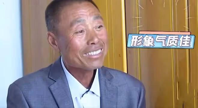 農村大爺相中漂亮大媽，願意養大媽一輩子，成功牽手抱得美人歸