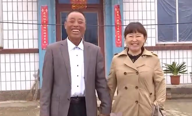 農村大爺相中漂亮大媽,願意養大媽一輩子,成功牽手抱得美人歸