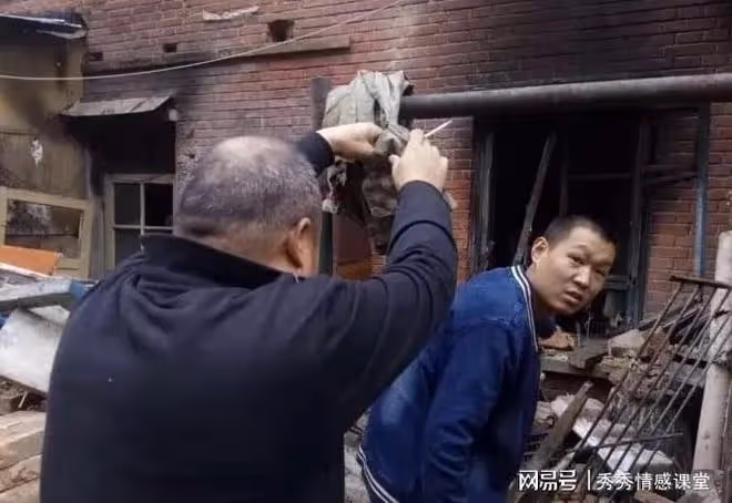 我爸是上門女婿，外公一直對他不滿意，臨終前讓他打開箱子
