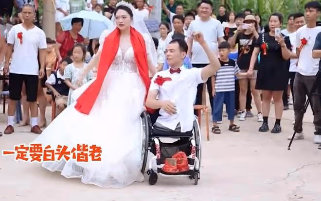 漂亮女孩嫁給無腿小伙,不要彩禮也不要婚房,坦言:他很有魅力