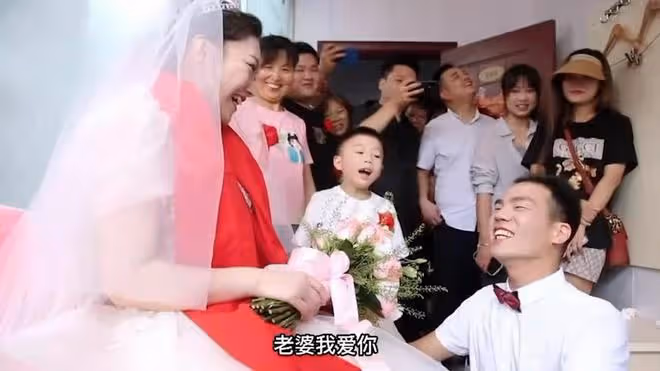 漂亮女孩嫁給無腿小伙,不要彩禮也不要婚房,坦言:他很有魅力