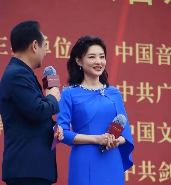 56歲周濤和50歲董卿近照,一個優雅老去,一個剪短髮成路人