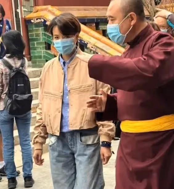 56歲周濤和50歲董卿近照,一個優雅老去,一個剪短髮成路人