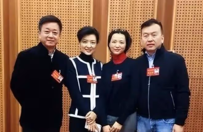 56歲周濤和50歲董卿近照,一個優雅老去,一個剪短髮成路人