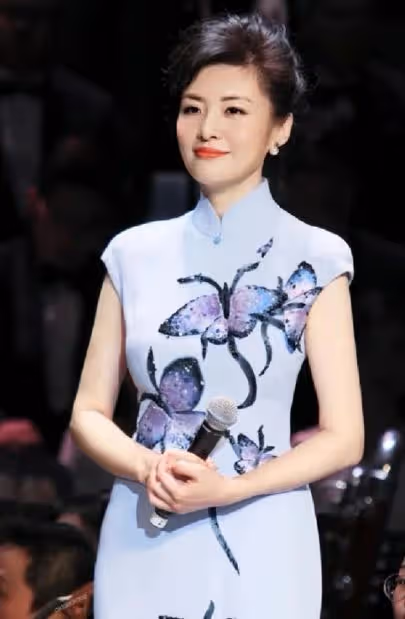 56歲周濤和50歲董卿近照,一個優雅老去,一個剪短髮成路人