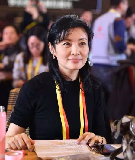 56歲周濤和50歲董卿近照,一個優雅老去,一個剪短髮成路人