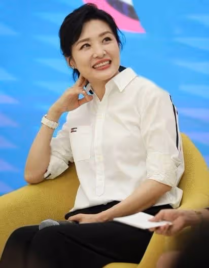 56歲周濤和50歲董卿近照,一個優雅老去,一個剪短髮成路人