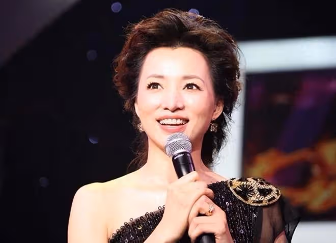 56歲周濤和50歲董卿近照，一個優雅老去，一個剪短髮成路人