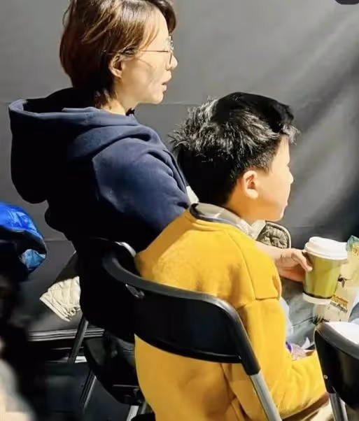 56歲周濤和50歲董卿近照，一個優雅老去，一個剪短髮成路人